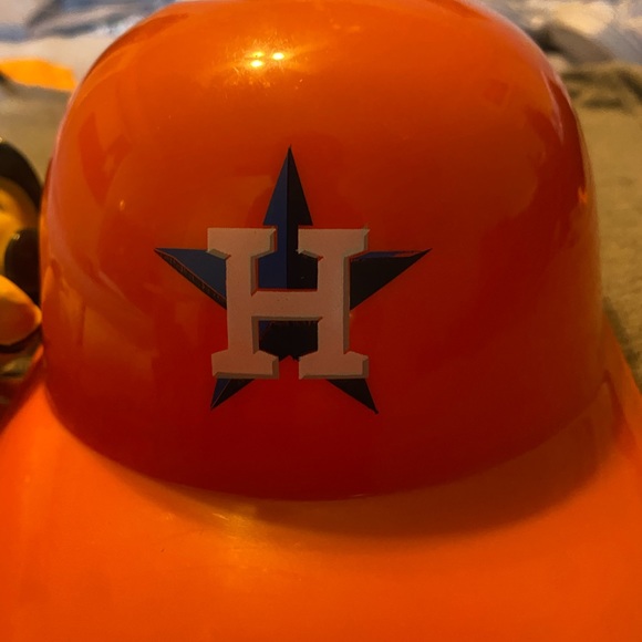 I’m selling ASTROS GEAR. You’ll represent Houston at the next Astros Game !!! - Picture 2 of 4
